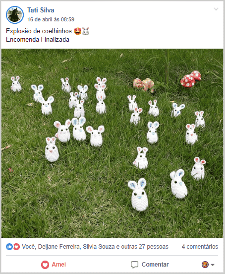 Vários amigurumis de coelhinhos na grama